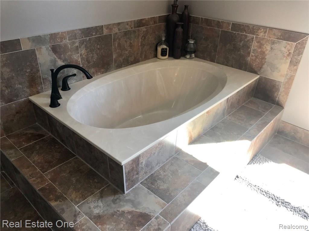 2196 Chippenham Chase Rochester Hills, MI 48306 - Photo 15 of 27