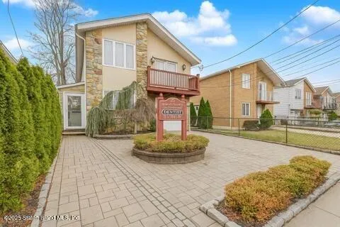 $949,000 | 987 Hylan Boulevard | Grasmere