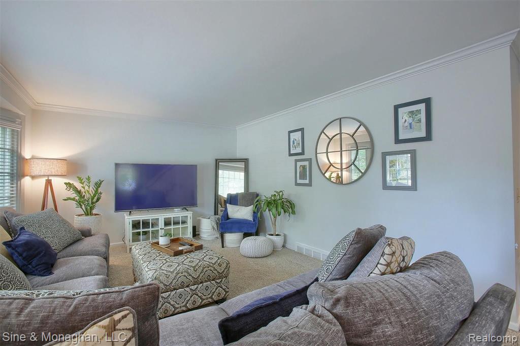 2110 Hampton Road Grosse Pointe Woods, MI 48236 - Photo 4 of 31