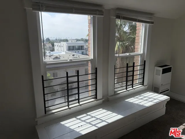 $1,425 | 4125 South Figueroa Street, Unit 418, Los Angeles, CA 90037