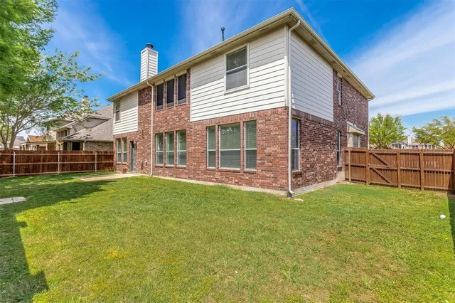 a view of a house with backyard