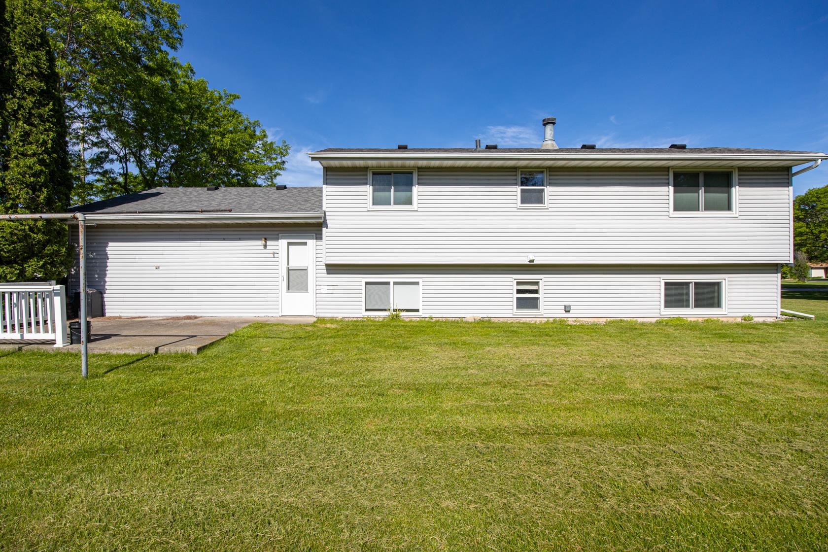 3400 North Shawnee Lane Appleton, WI 54914 - Photo 3 of 28