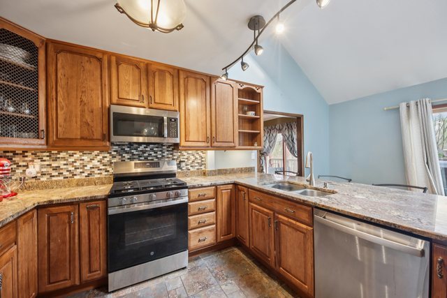 27884 West Riverside Drive Antioch, IL 60002 - Photo 7 of 34