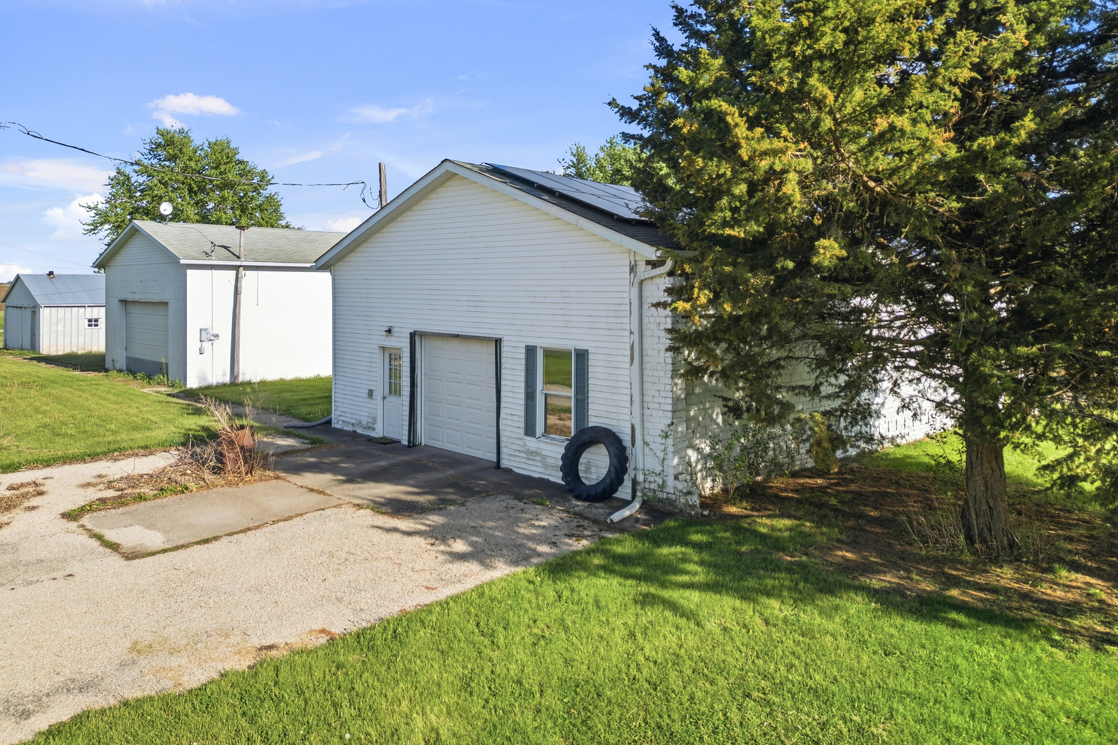 409 233rd Street Aledo, IL 61231 - Photo 6 of 30 a view of a house with backyard and garden