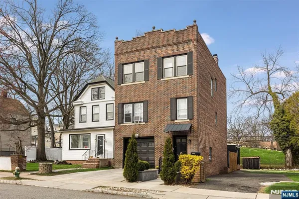 $2,900 | 43 Pleasant Way, Montclair, NJ 07042