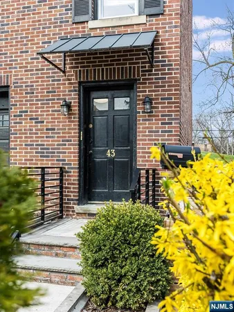$2,900 | 43 Pleasant Way, Montclair, NJ 07042