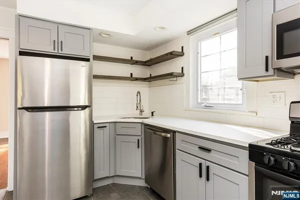 $2,900 | 43 Pleasant Way, Montclair, NJ 07042