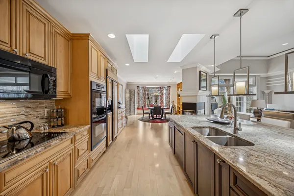 $587,500 | 8711 Berkley Court, Orland Park, IL 60462