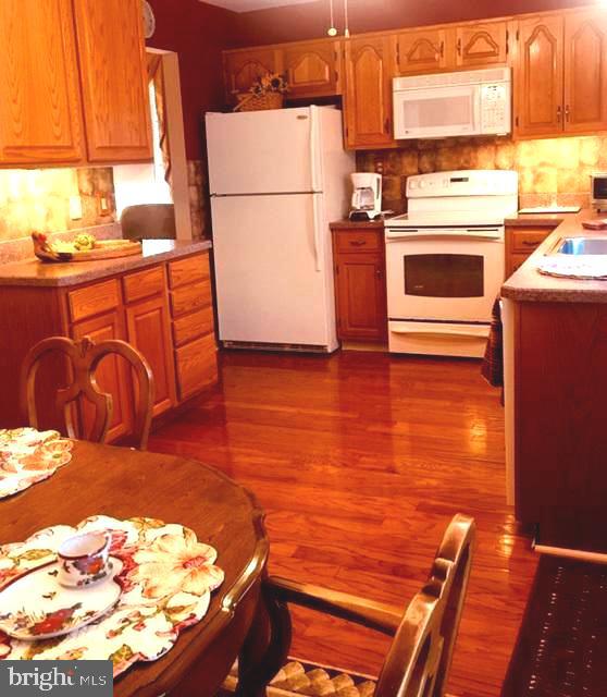 15 Stratford Road Southampton, NJ 08088 - Photo 16 of 35 Kitchen w/Easy to Clean Hardwood