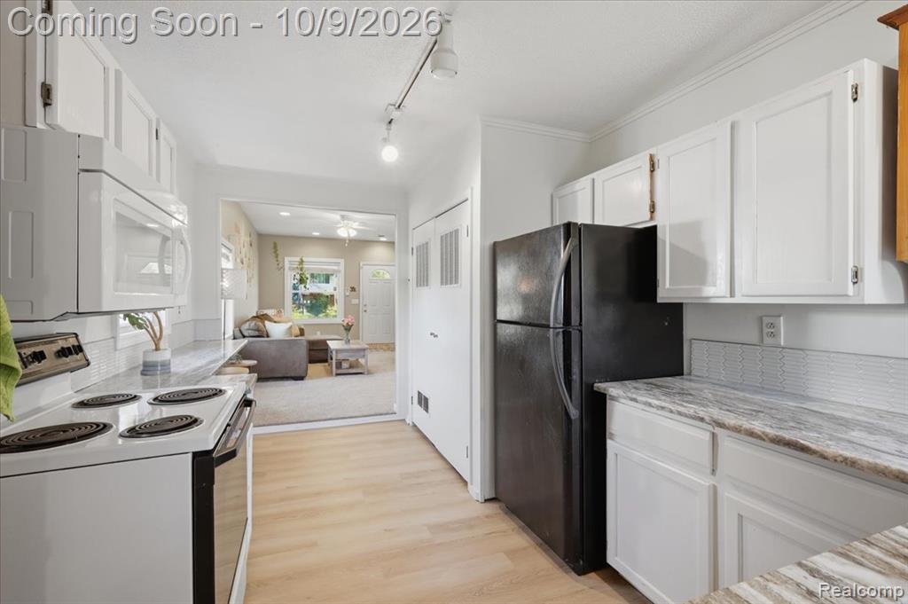 3900 Elmhurst Road Waterford, MI 48328 - Photo 9 of 28 Gallery Image 9