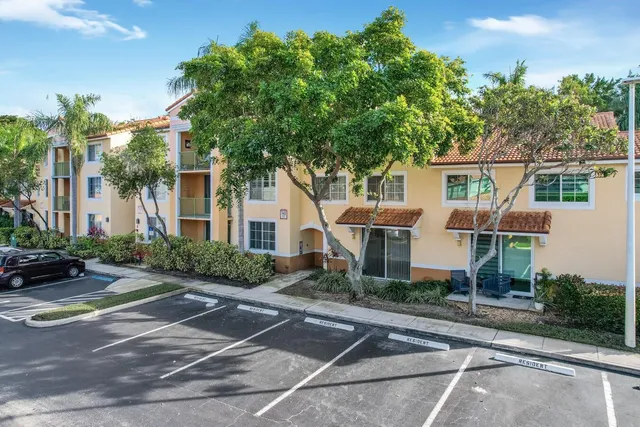 a view of livingroom with hardwood
