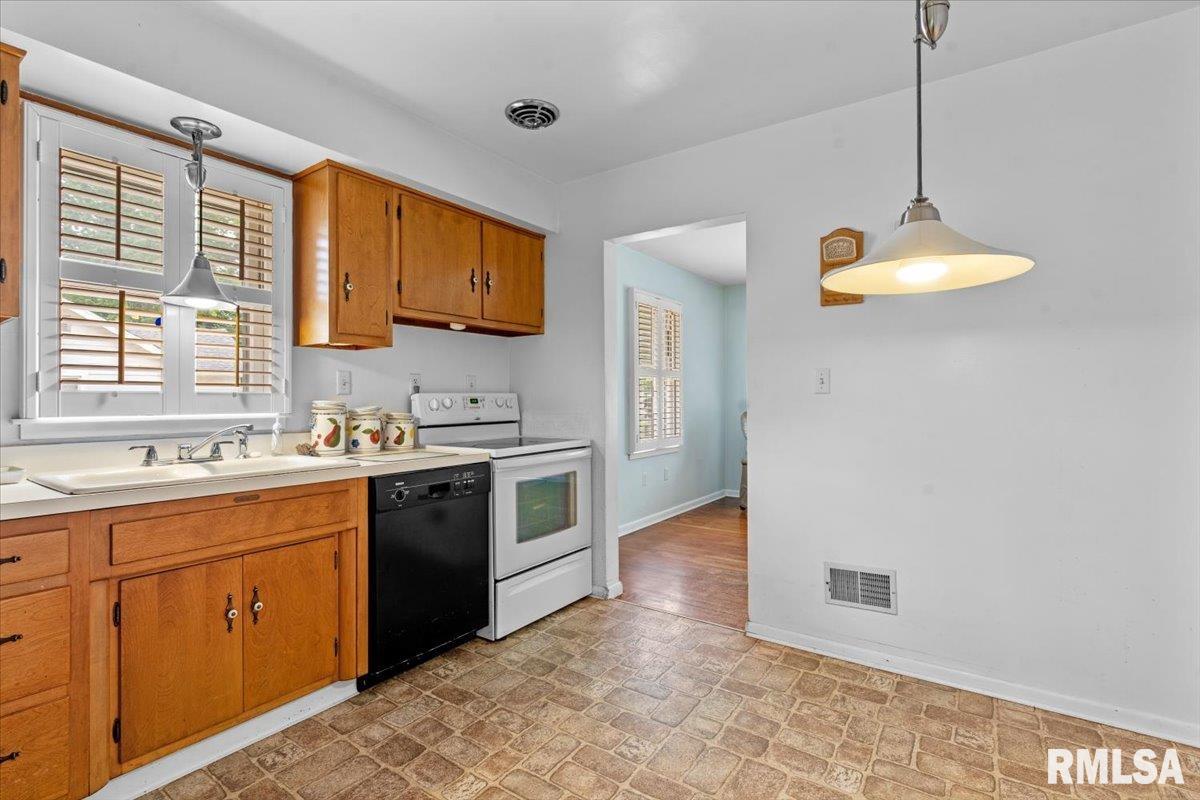 2424 Holmes Avenue Springfield, IL 62704 - Photo 11 of 37