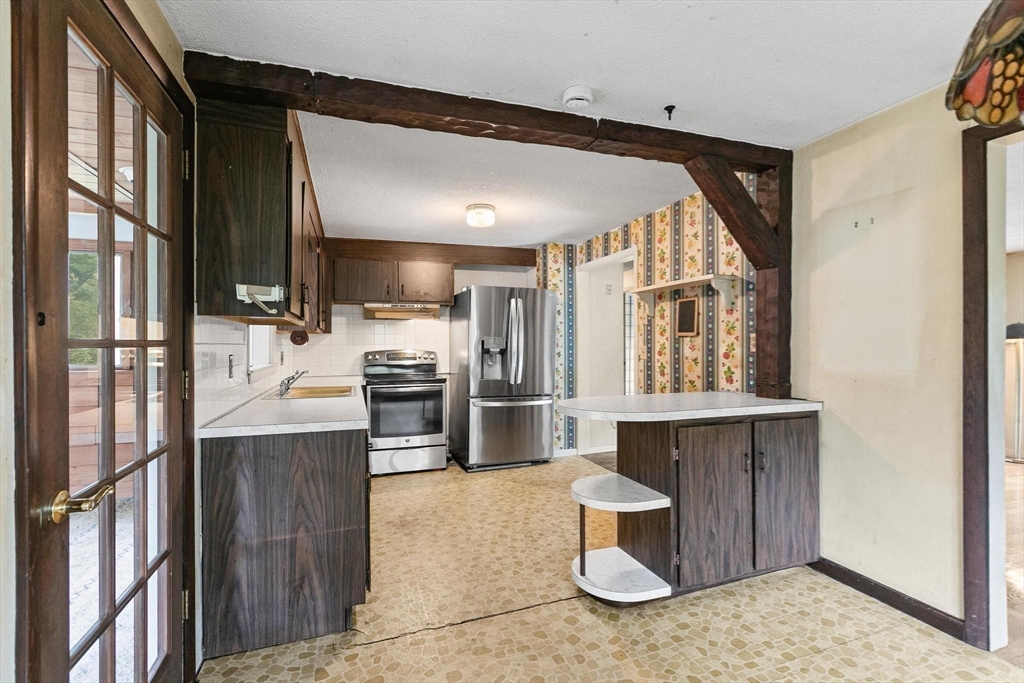 7 Rockpoint Road Southborough, MA 01772 - Photo 4 of 36 Gallery Image 4