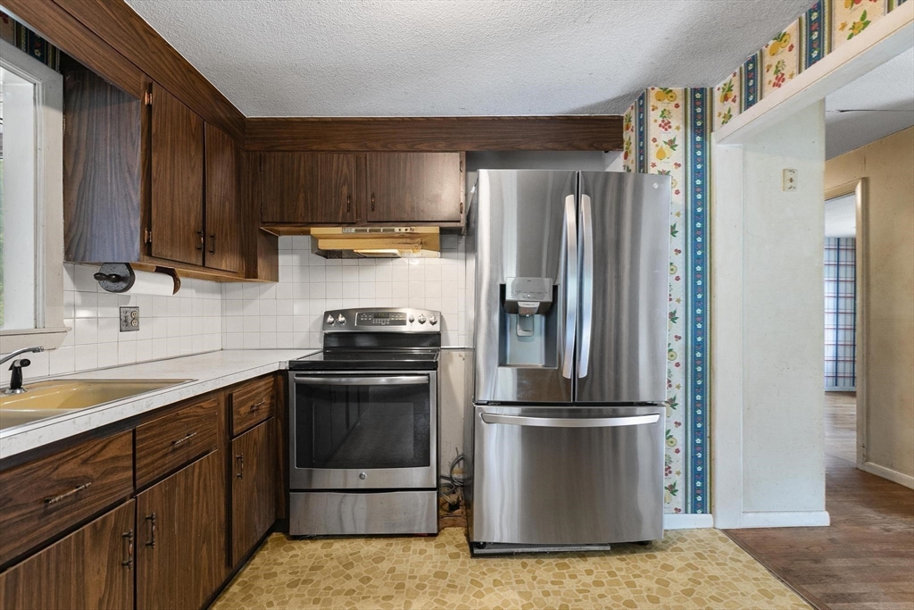 7 Rockpoint Road Southborough, MA 01772 - Photo 7 of 36 Gallery Image 7