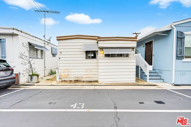 a view of a entryway of the house