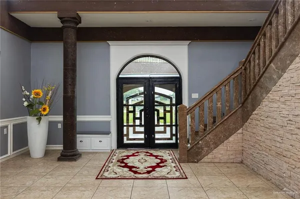 a view of entryway with a front door