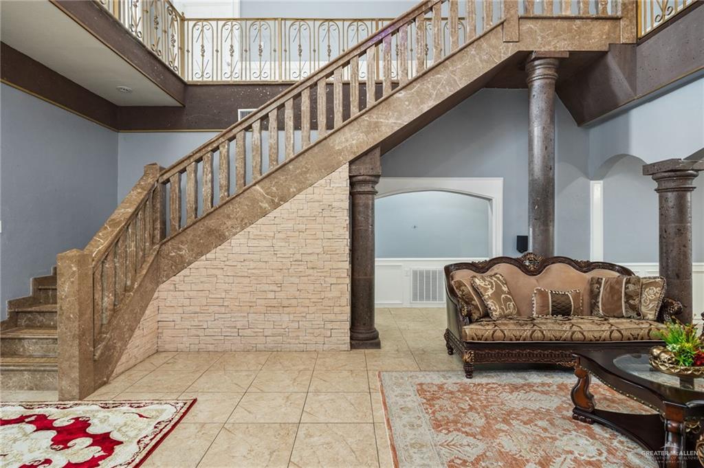 5056 Mile 8 Road Edinburg, TX 78541 - Photo 3 of 34 a living room with furniture