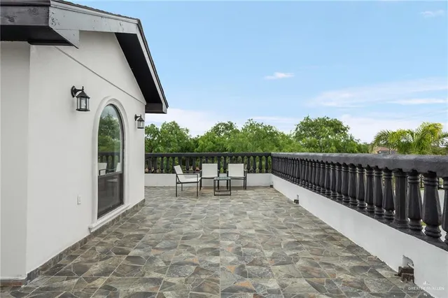 a view of a house with backyard