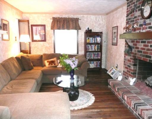 8750 Sloop Road Pittsburgh, PA 15237 - Photo 6 of 16 Den/Family/Great Room.