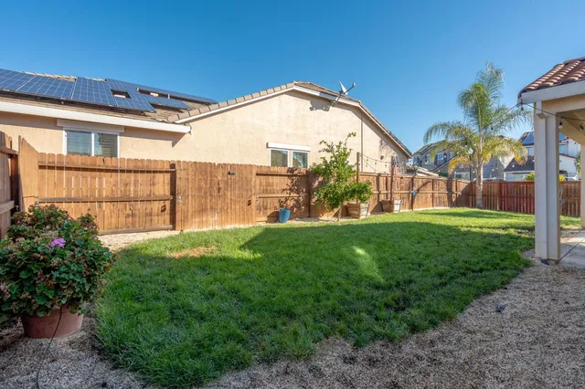 a view of a back yard of the house