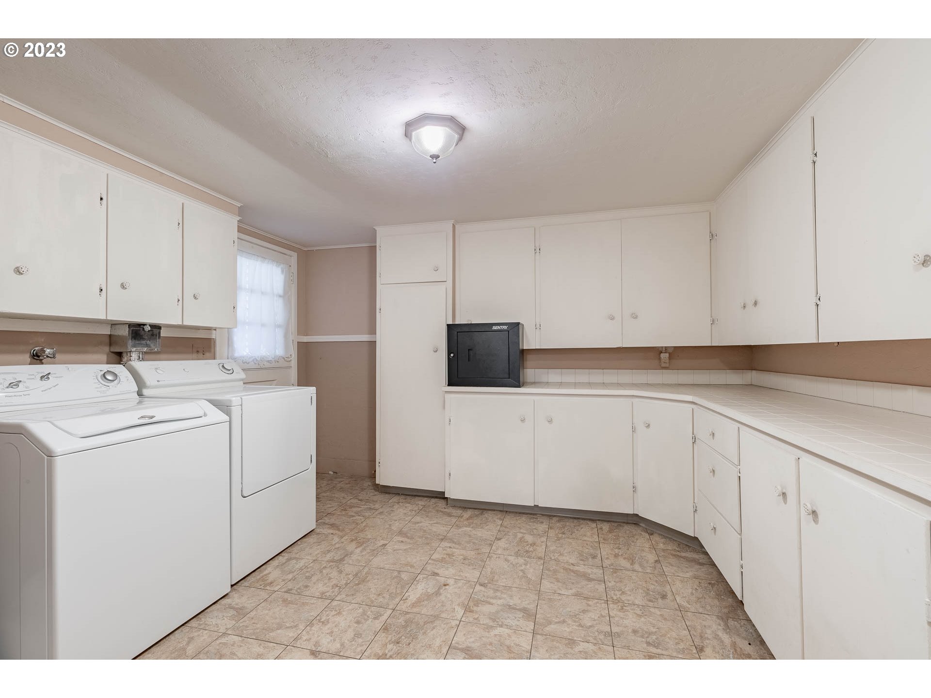 12750 Clow Corner Road Dallas, OR 97338 - Photo 34 of 43 a utility room with cabinets washer and dryer