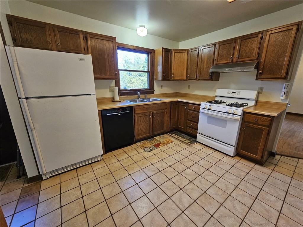1015 McElree Road Washington, PA 15301 - Photo 22 of 48 a kitchen with granite countertop cabinets and refrigerator