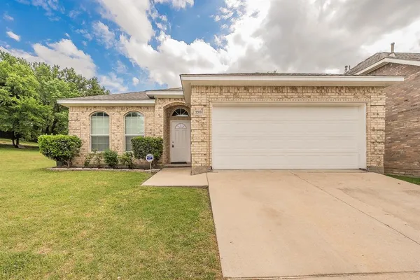 $359,900 | 2301 Springmere Drive, Arlington, TX 76012