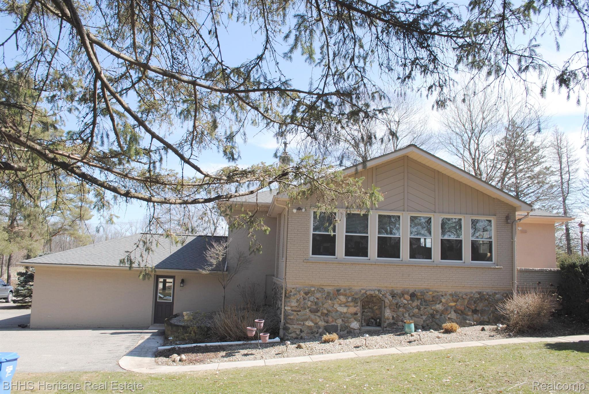 2620 South Latson Road Howell, MI 48843 - Photo 10 of 40 Exterior of great room with lots of windows