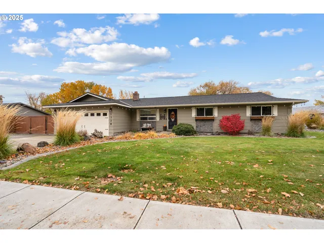 a front view of house with yard