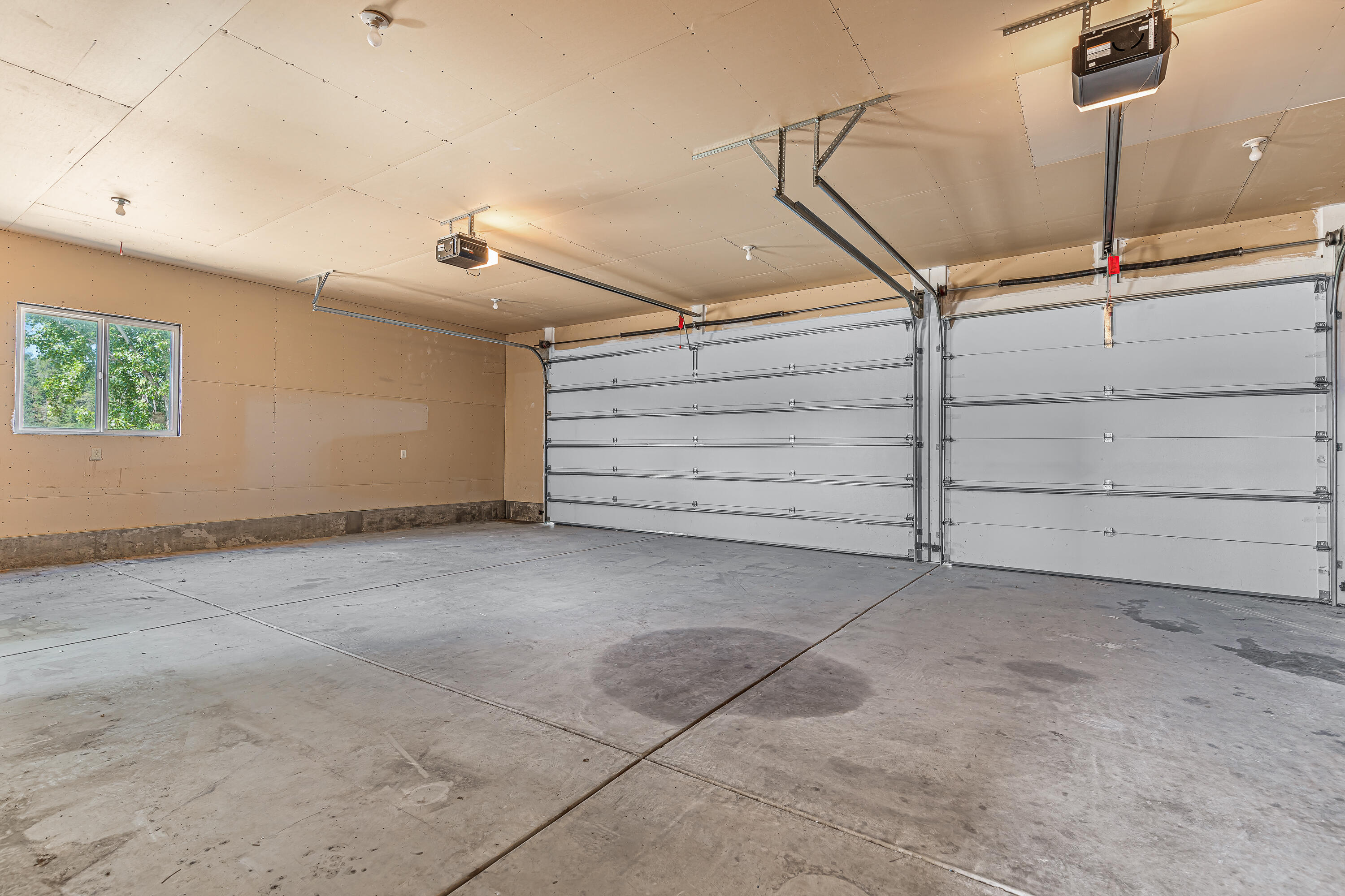 4655 Andrews Road Medford, OR 97501 - Photo 18 of 28 3-car Garage