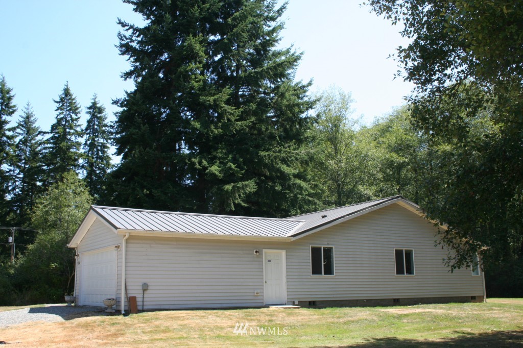 7044 Cultus Bay Road Clinton, WA 98236 - Photo 2 of 25 Gallery Image 2