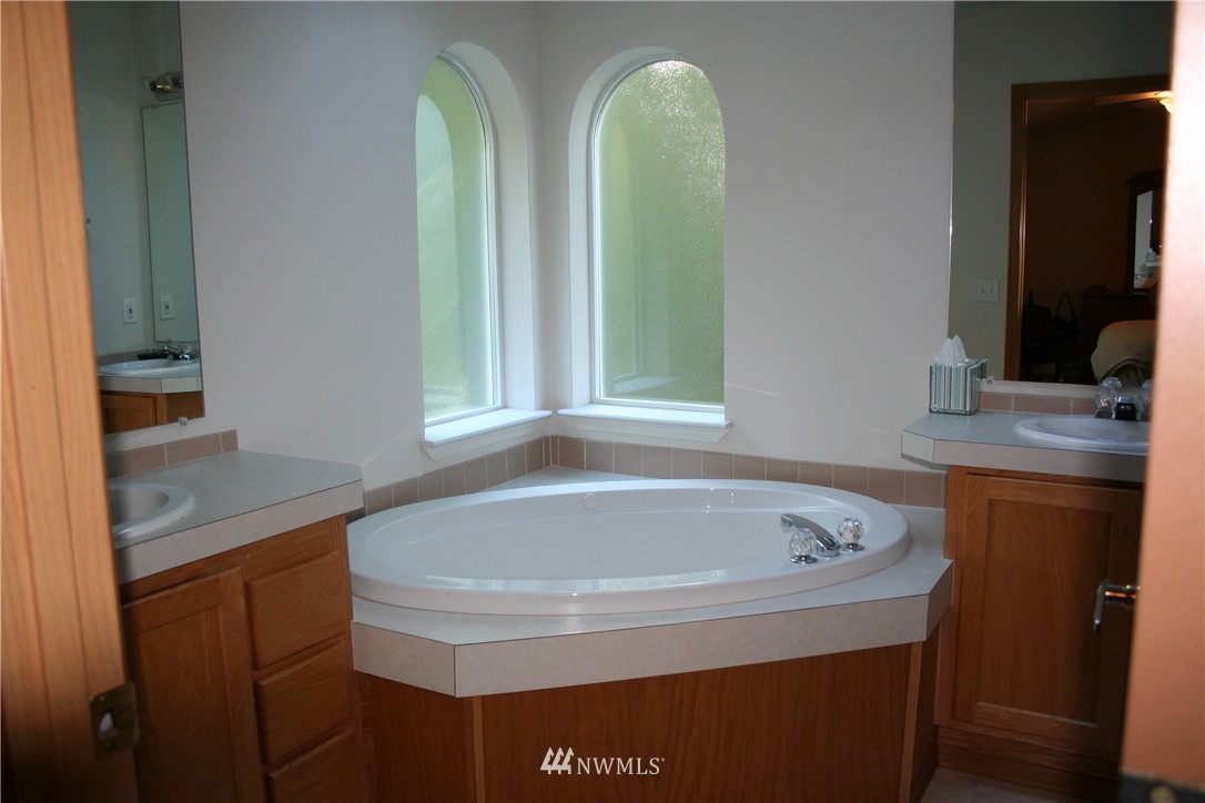 7044 Cultus Bay Road Clinton, WA 98236 - Photo 12 of 25 Gallery Image 12