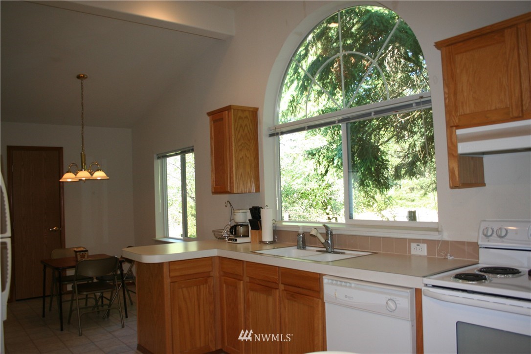 7044 Cultus Bay Road Clinton, WA 98236 - Photo 6 of 25 Gallery Image 6