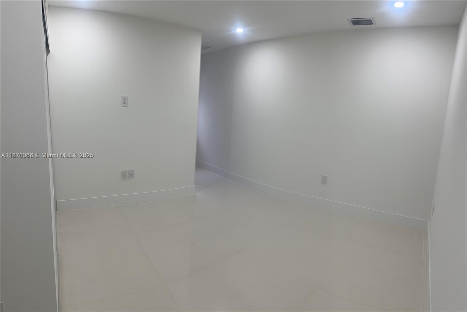 526 South Rainbow Drive Hollywood, FL 33021 - Photo 15 of 20 a view of small space