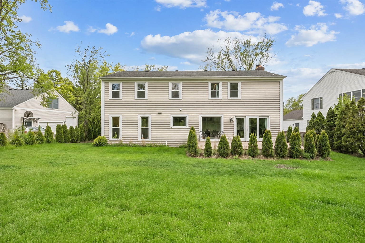 250 Wilshire Road Lake Forest, IL 60045 - Photo 25 of 28 a view of a house with a backyard