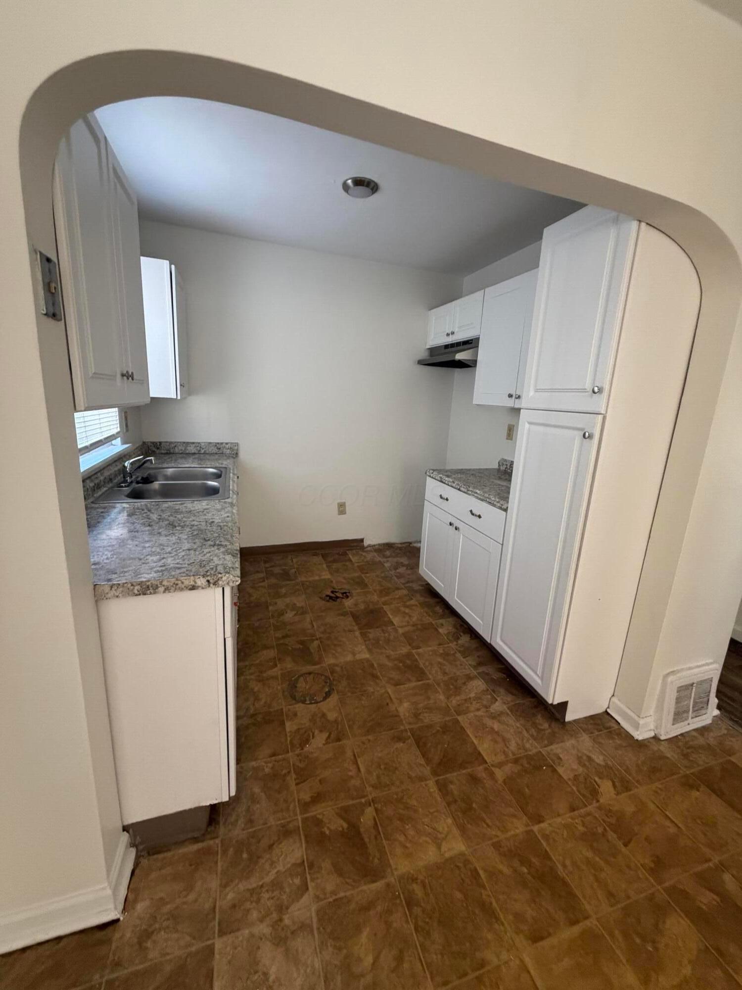 826 South Yearling Road Columbus, OH 43213 - Photo 6 of 18 IMG_6152