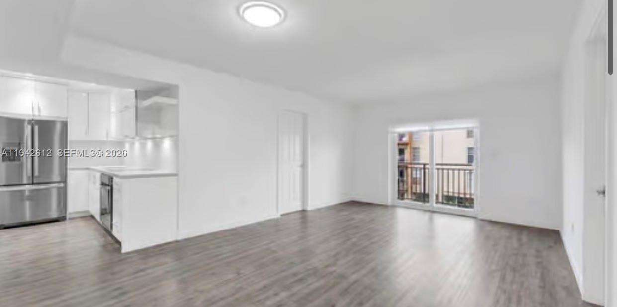 4841 Northwest 7th Street, Unit 3034 Miami, FL 33126 - Photo 8 of 35 a view of an empty room with a window