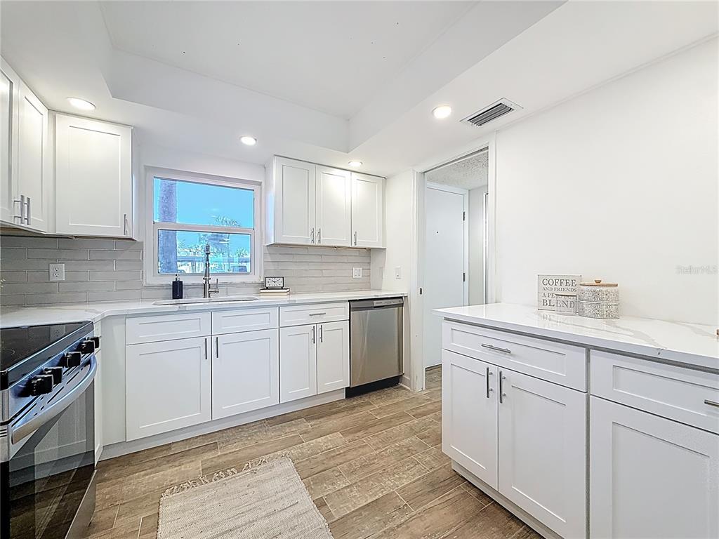 4550 Cove Circle, Unit 106 St. Petersburg, FL 33708 - Photo 9 of 38