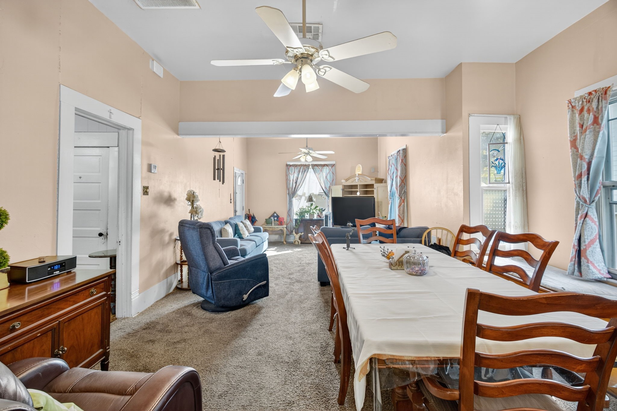 403 East 8th Street Houston, TX 77007 - Photo 11 of 19 a living room with furniture a fireplace and a chandelier