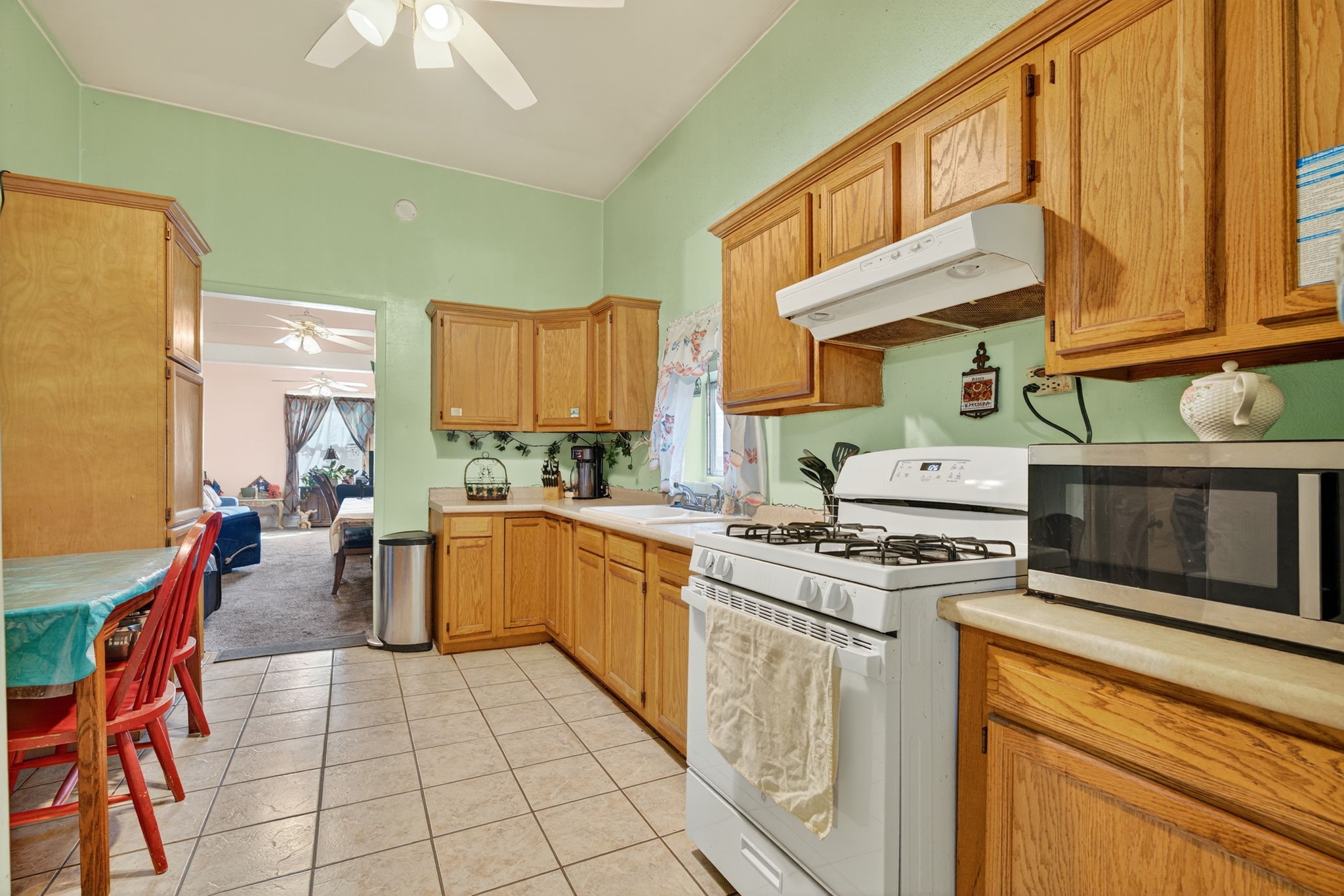 403 East 8th Street Houston, TX 77007 - Photo 13 of 19 a kitchen with a stove a sink and a refrigerator