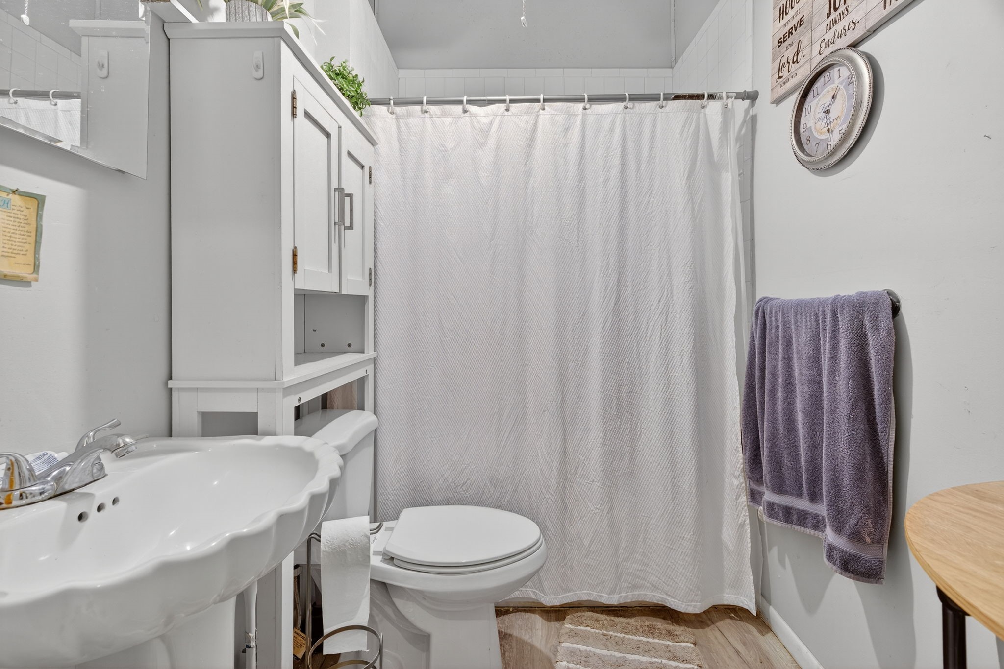 403 East 8th Street Houston, TX 77007 - Photo 15 of 19 a bathroom with a sink and a mirror
