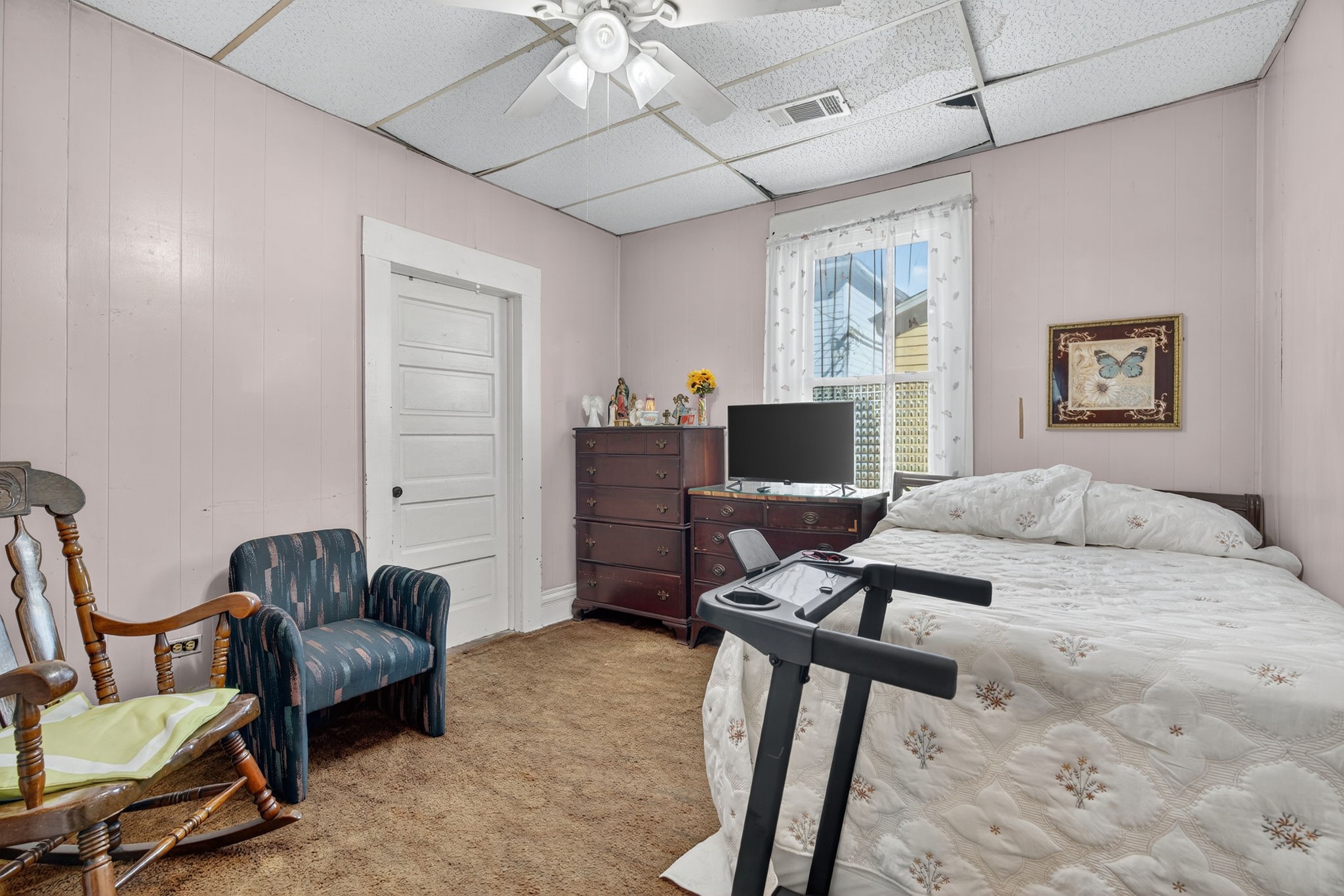 403 East 8th Street Houston, TX 77007 - Photo 17 of 19 a bedroom with furniture and a window