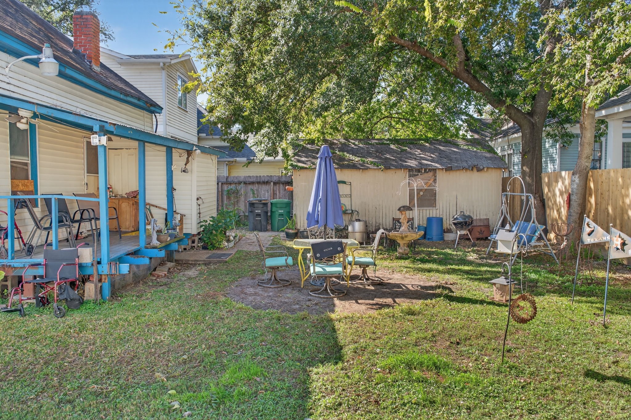 403 East 8th Street Houston, TX 77007 - Photo 19 of 19 a view of a house with backyard and sitting area