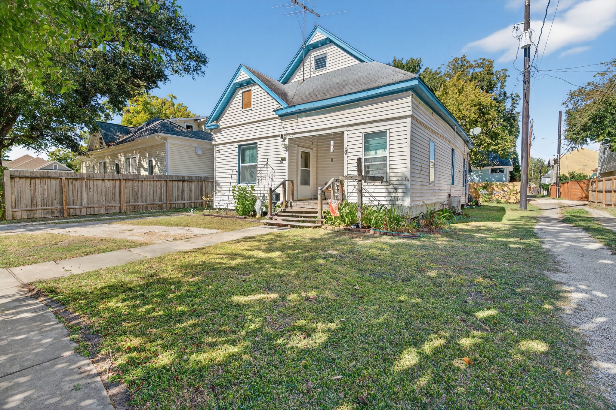 403 East 8th Street Houston, TX 77007 - Photo 4 of 19 a front view of a house with a yard