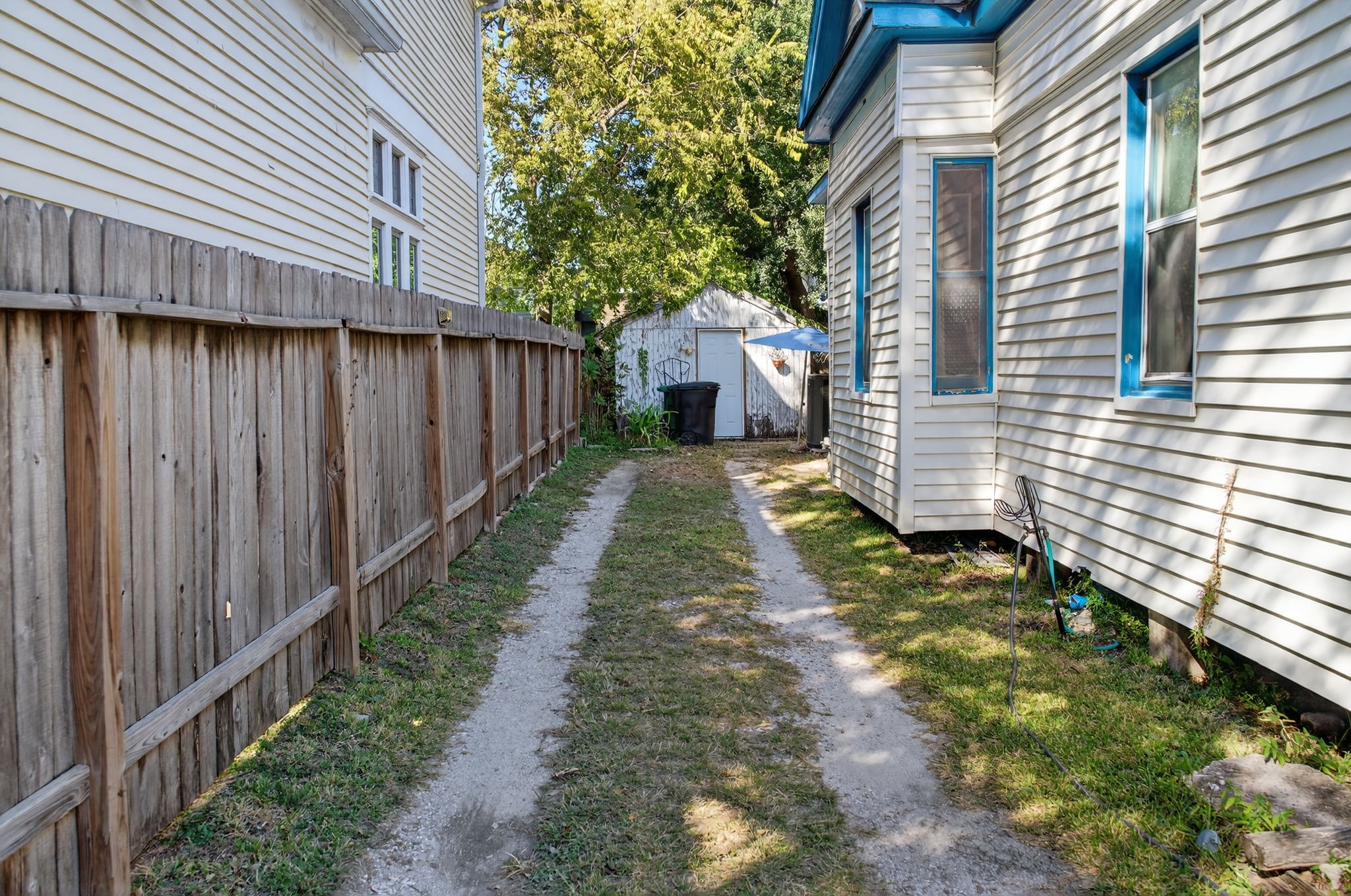 403 East 8th Street Houston, TX 77007 - Photo 5 of 19 a view of a pathway with a house in the background