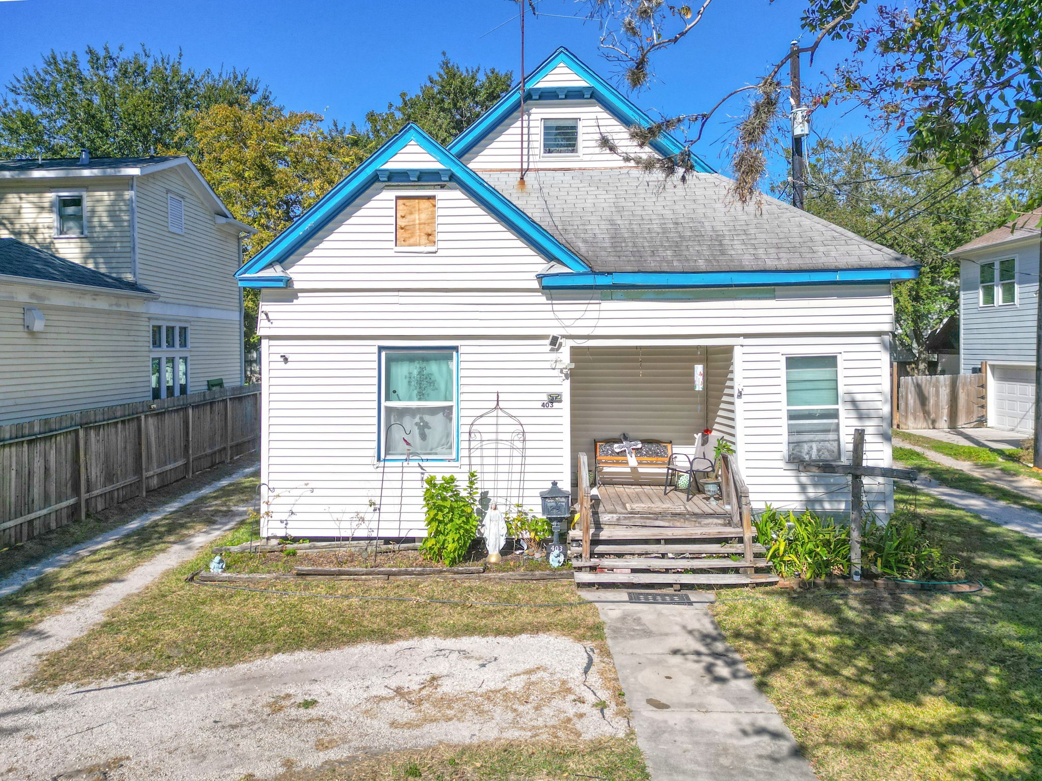 403 East 8th Street Houston, TX 77007 - Photo 6 of 19 a front view of a house with a yard
