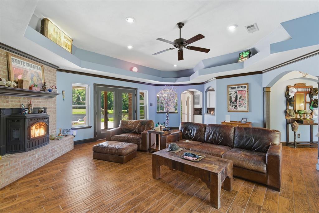321 Cr 211 Road Gainesville, TX 76240 - Photo 6 of 40 Living room is the perfect hub for entertaining.
