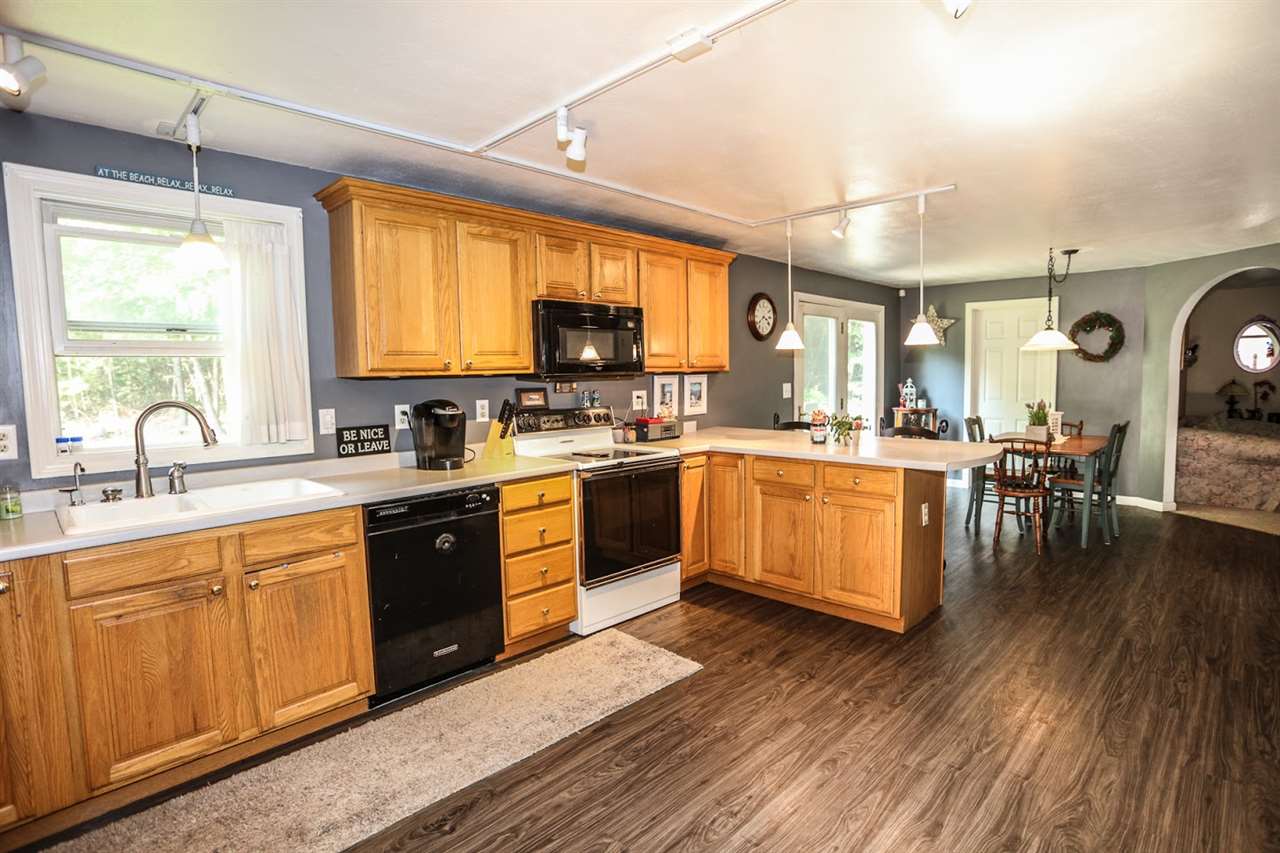201 Beals Road Bedford, NH 03110 - Photo 3 of 40