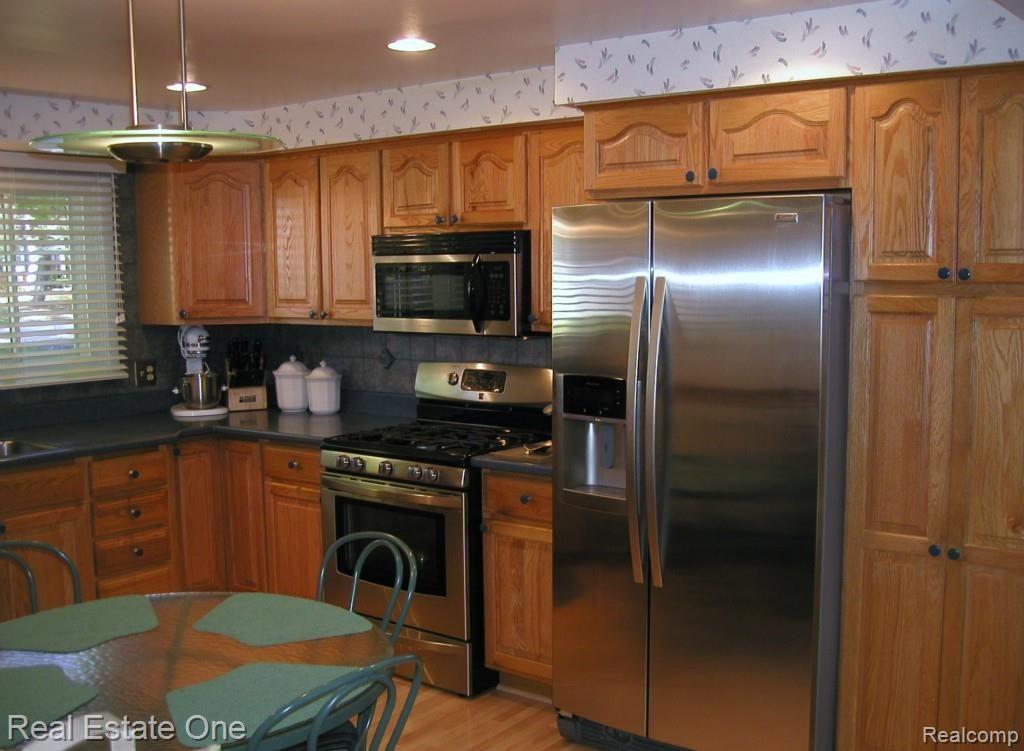 32417 Hearthstone Road Farmington, MI 48334 - Photo 22 of 37 MORE KITCHEN!!!