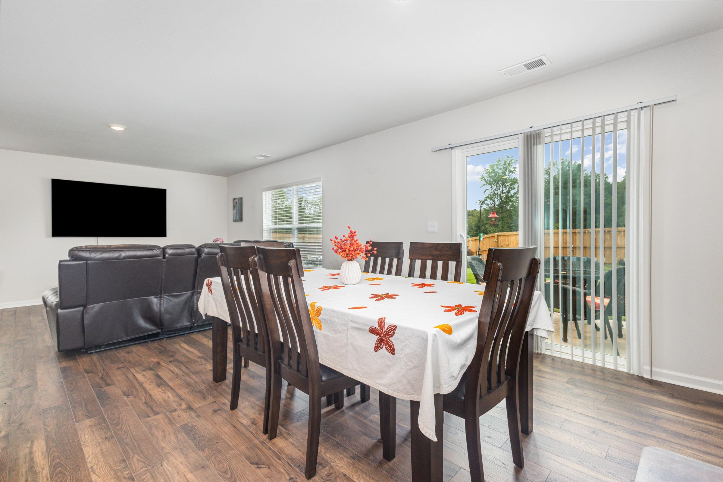 4614 Bessemer Court Boiling Springs, SC 29316 - Photo 9 of 38 Living Room